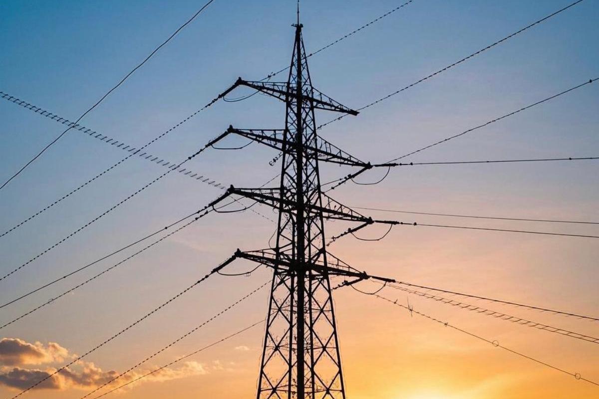 मेटल लाइटनिंग टावरों की विशेषताएं क्या हैं?
