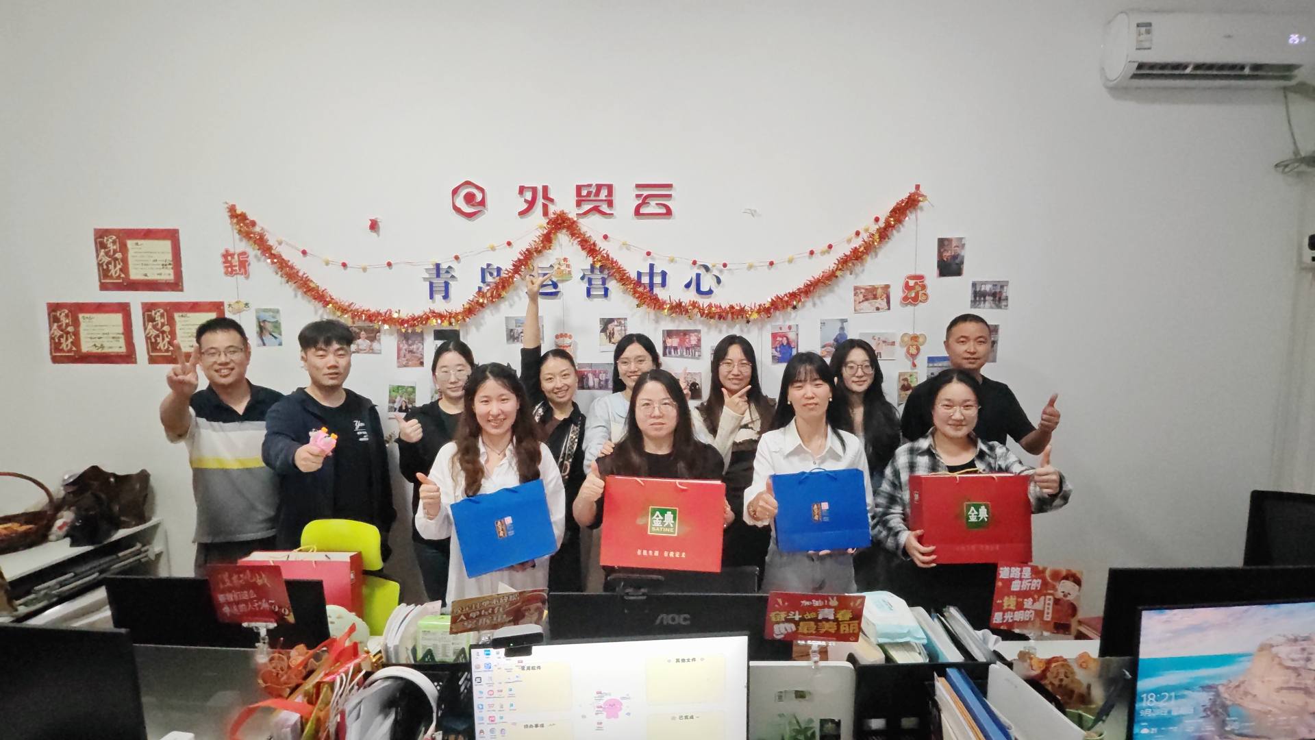 माओतोंग राष्ट्रीय दिवस और मध्य शरद उत्सव मनाता है