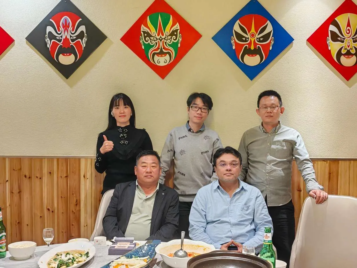 कारखाने में हमारे भारतीय साझेदारों का स्वागत करना बहुत खुशी की बात थी