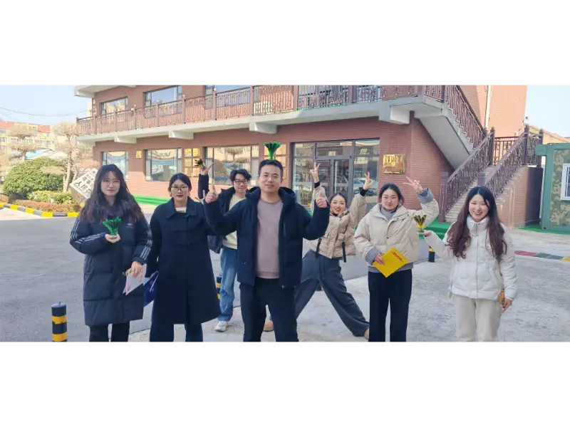 दोपहर के भोजन के बाद माओतोंग आउटडोर शटलकॉक किक मारता हुआ