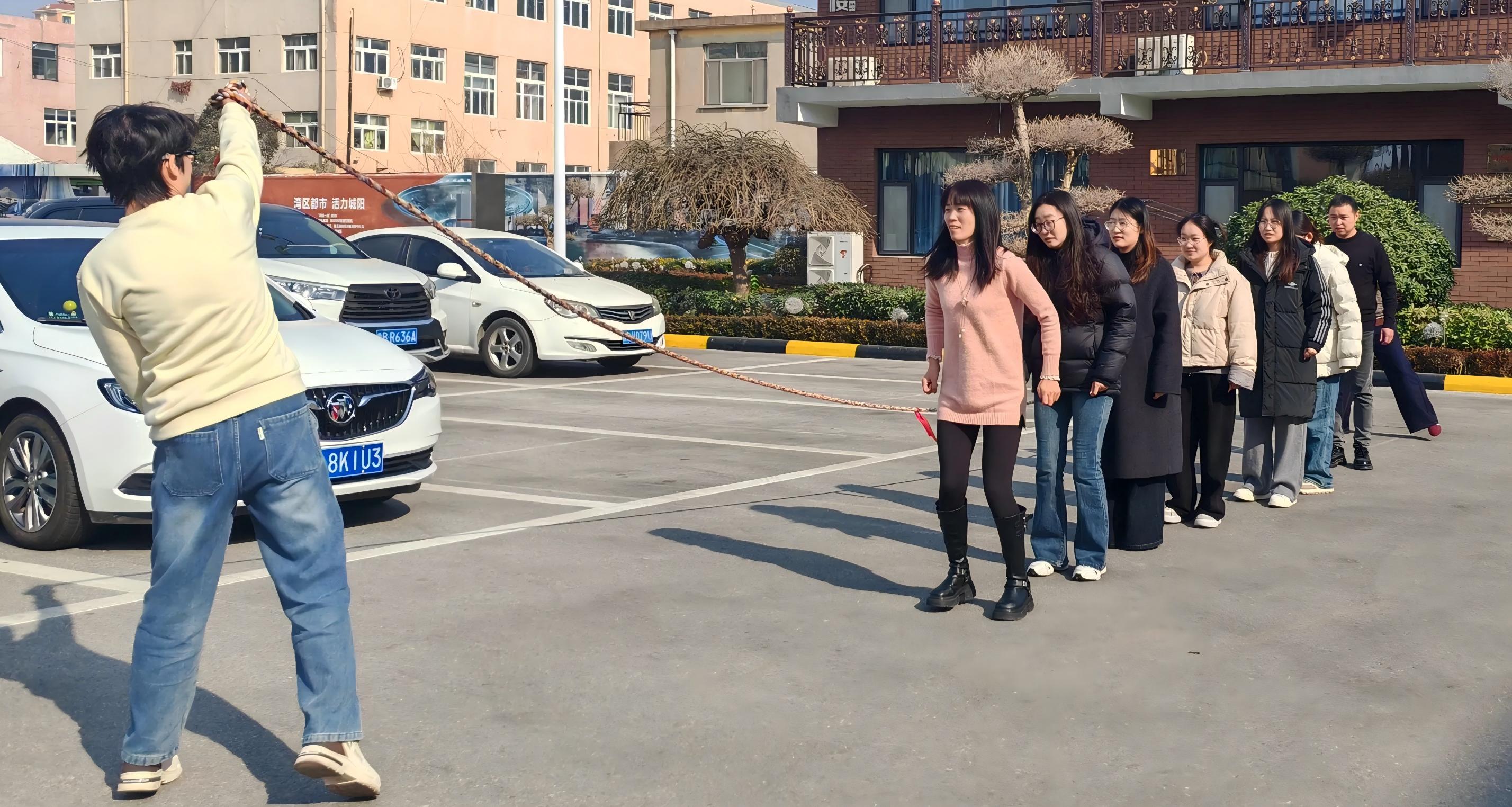 माओतोंग में रस्साकसी और रस्सी कूदने का आनंद लिया जाता है