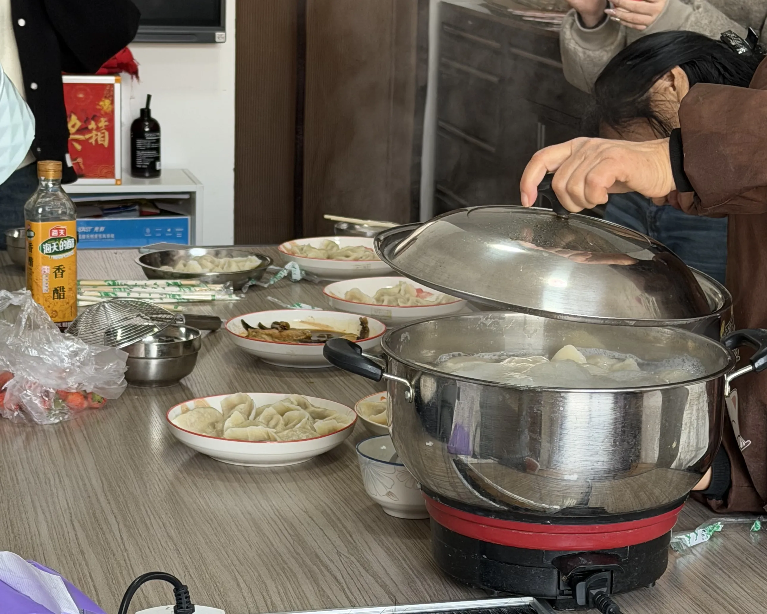 माओतोंग और सभी को आने वाले वर्ष के सौहार्दपूर्ण और सफल होने की शुभकामनाएं