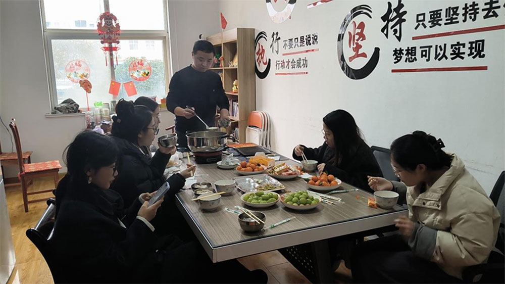 लालटेन महोत्सव दोपहर का भोजन: कार्यालय में तांगयुआन और टीम वाइब्स