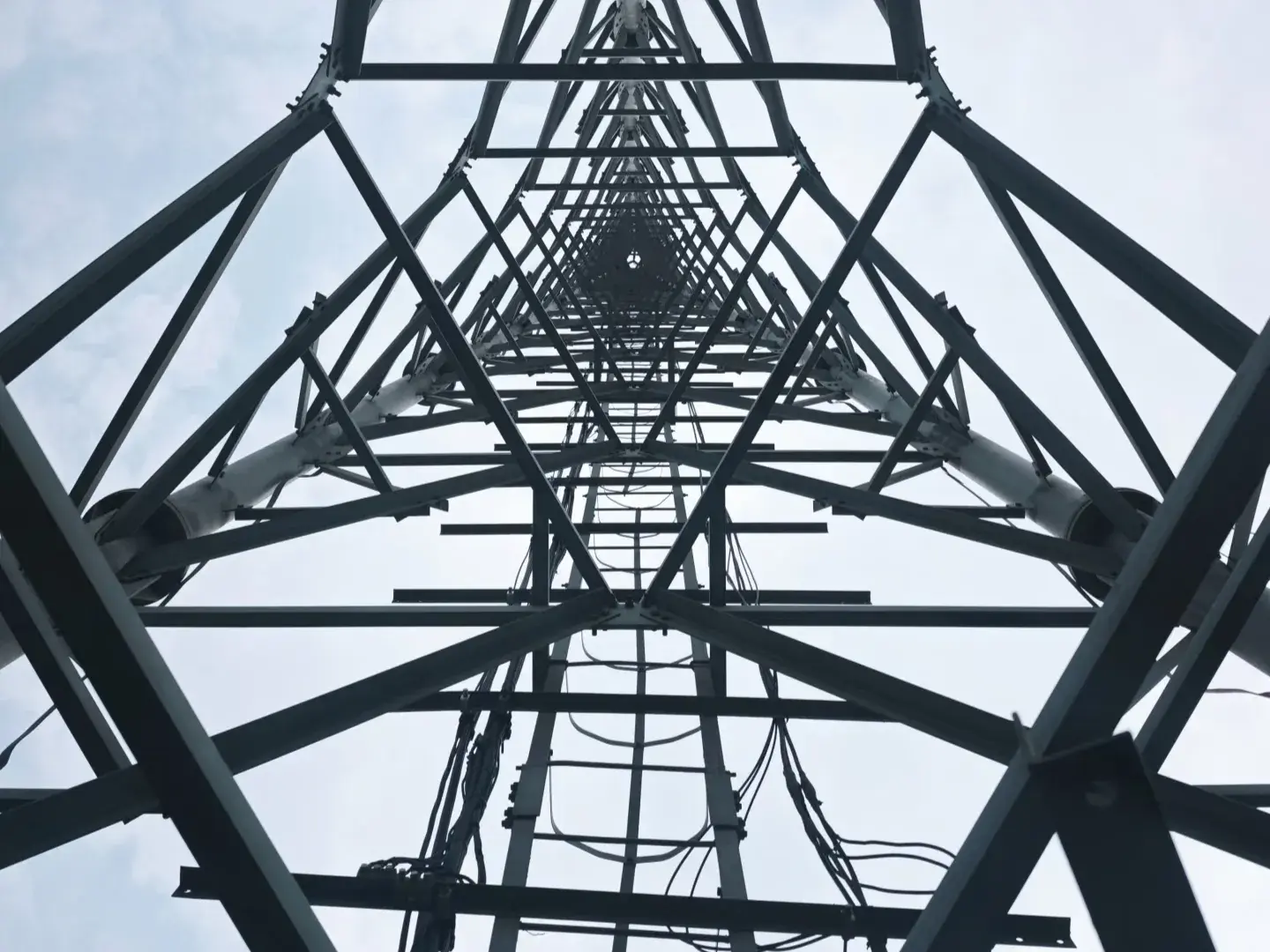 ट्रांसमिशन टावरों का सममित सौंदर्यशास्त्र